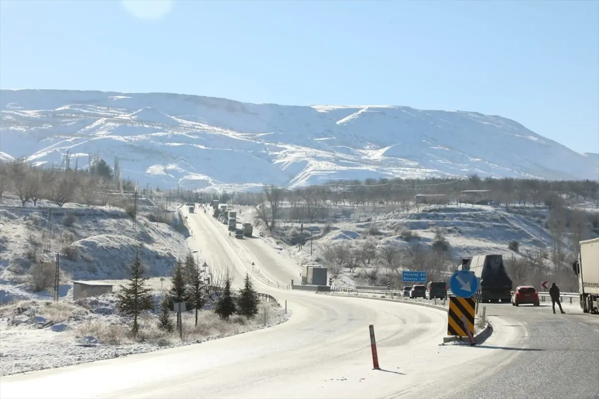 Malatya-Kayseri Yolunda Buzlanma