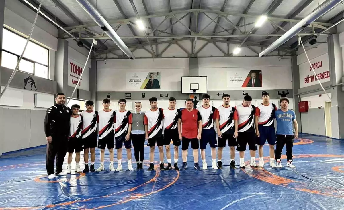 İl Müdürü Kabakcı'dan Güreşçilere Destek